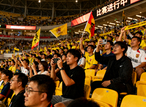 体育场内观众席坐满球迷观看比赛的现场画面